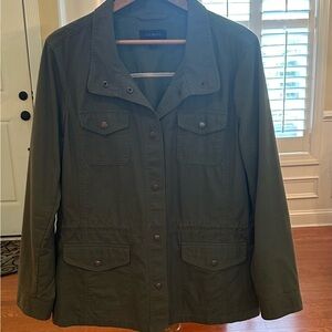 Lightweight with several pockets and snap enclosures